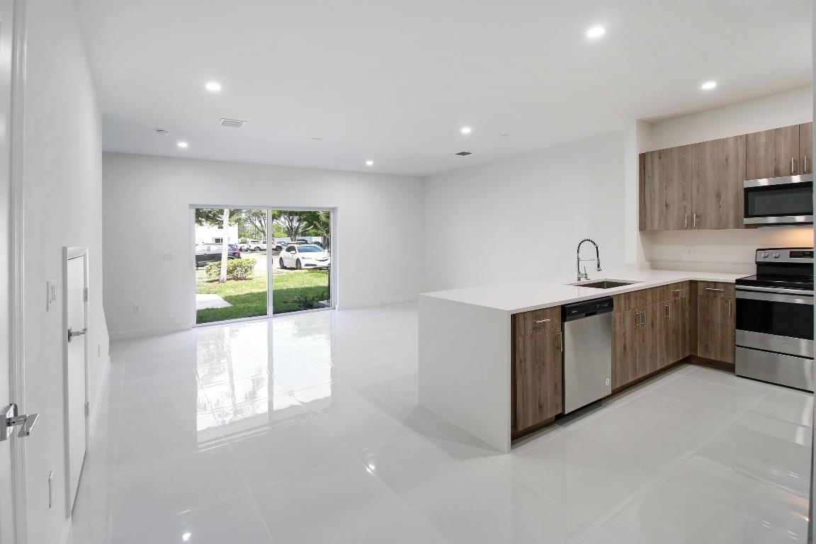 1285 Crystal Way 102b