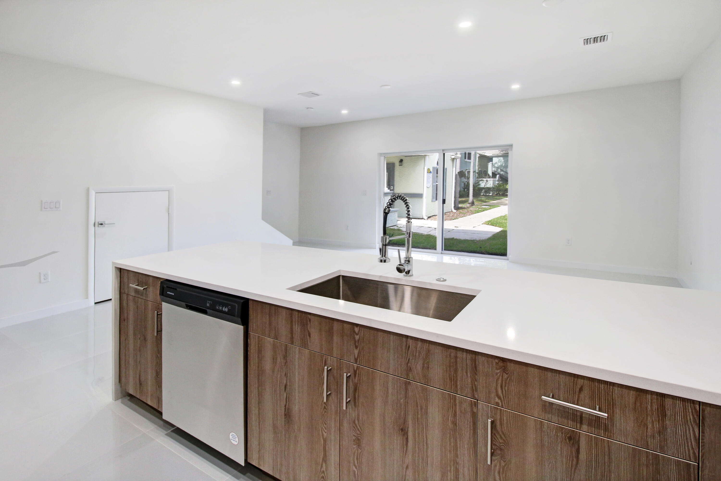 1285 Crystal Way 102b