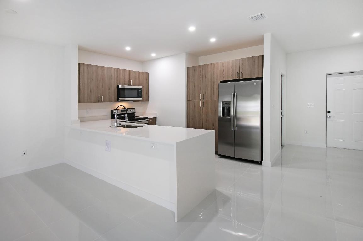 1285 Crystal Way 102b