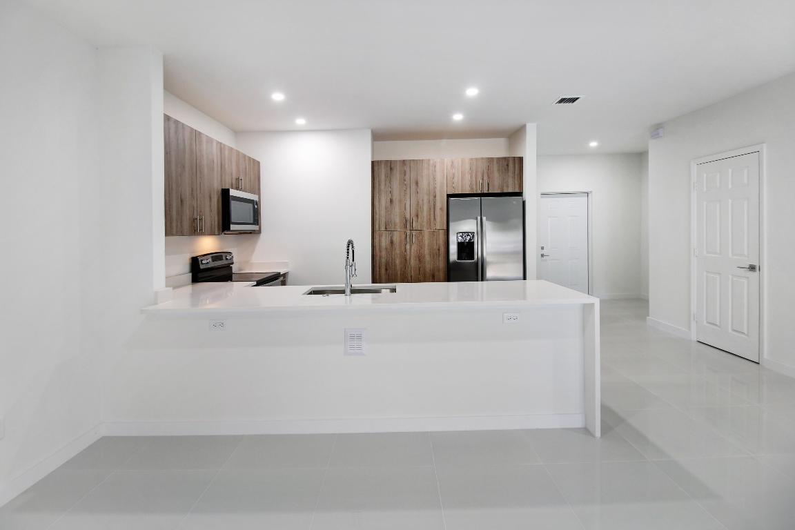 1285 Crystal Way 102b