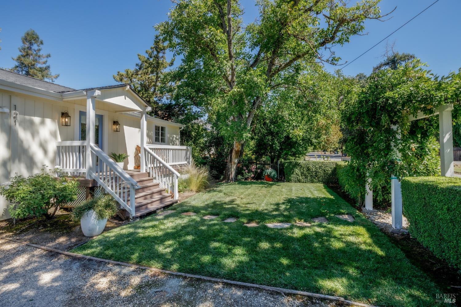 121 Laurel Ave