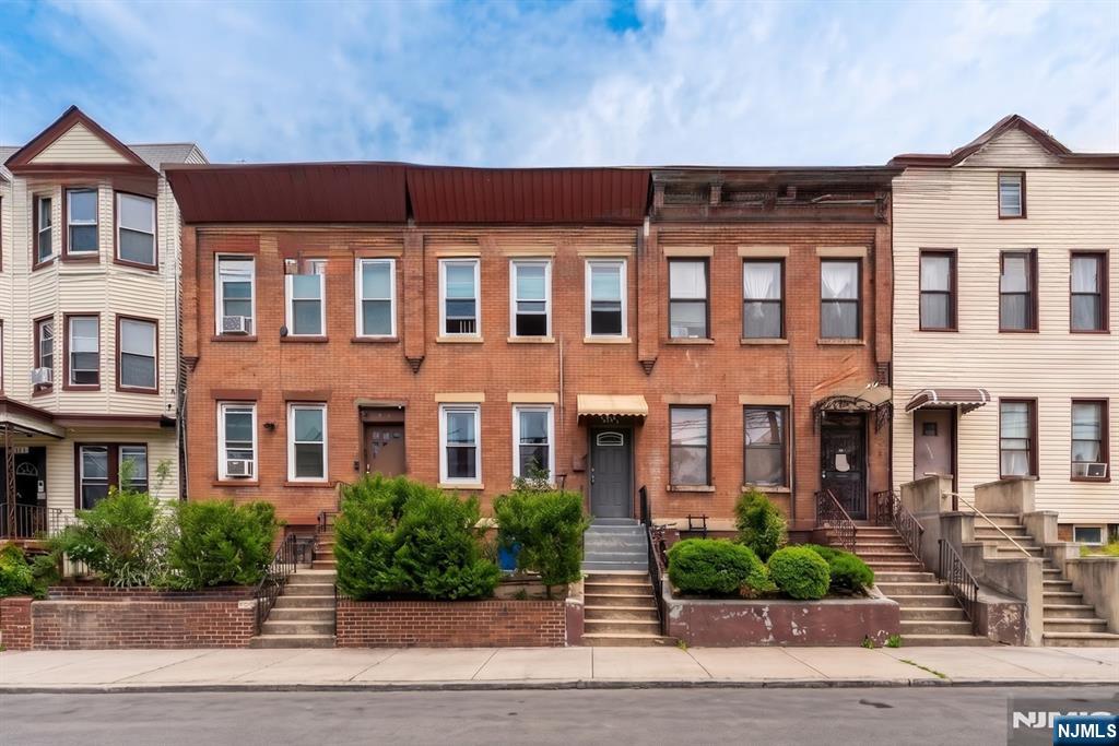 140A Clendenny Avenue