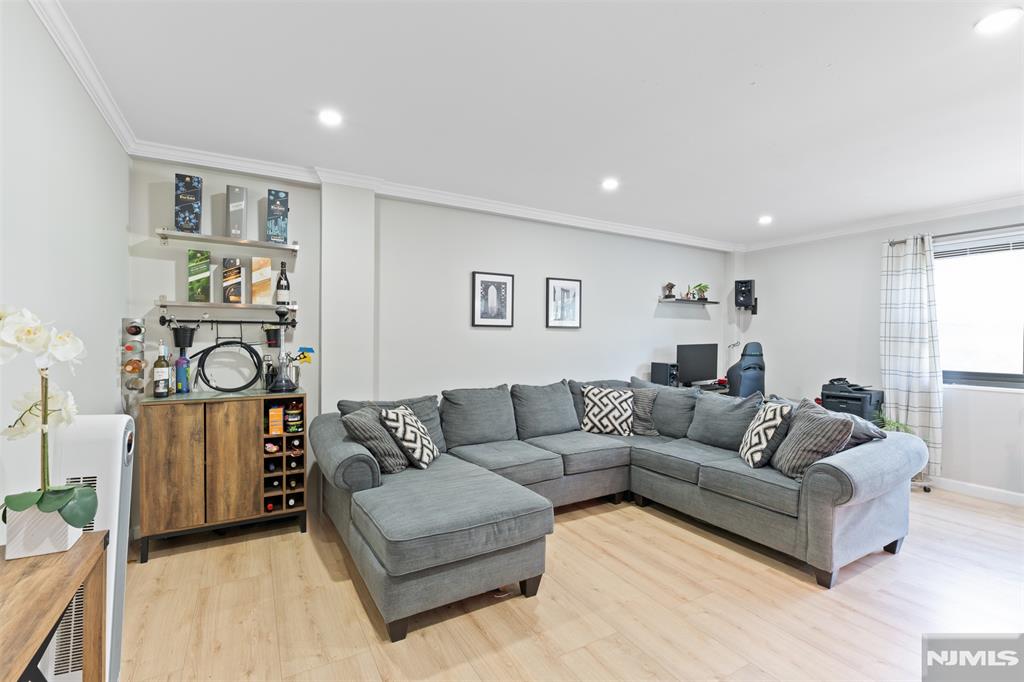 25 Grand Avenue 1E