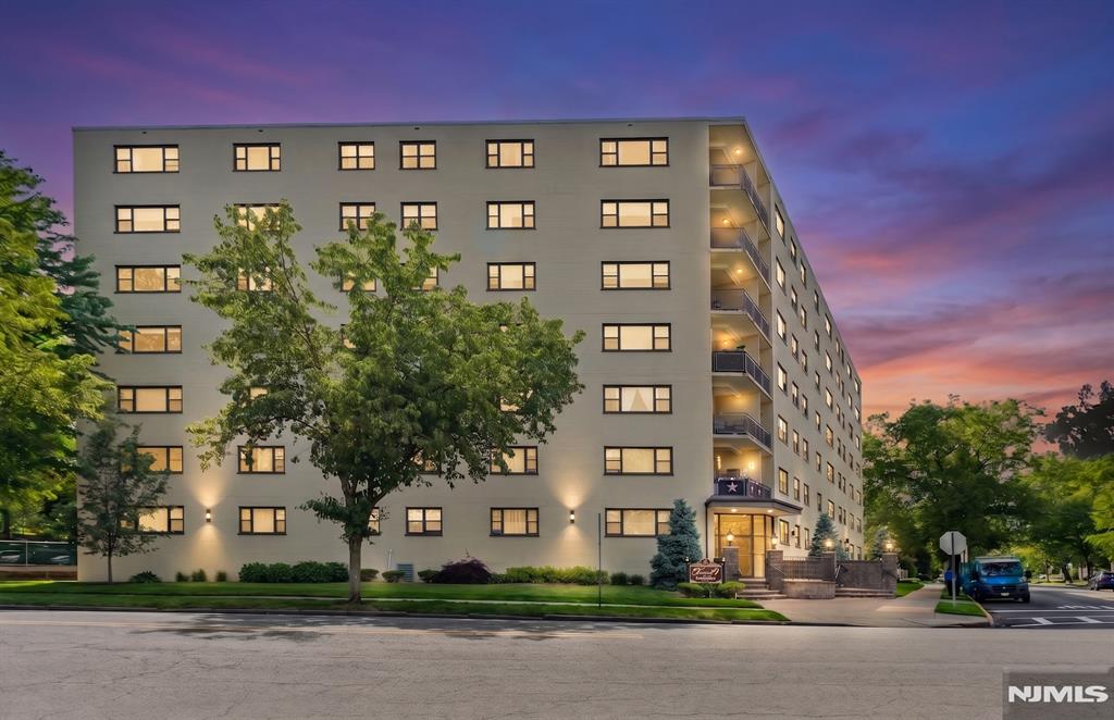 25 Grand Avenue 1E