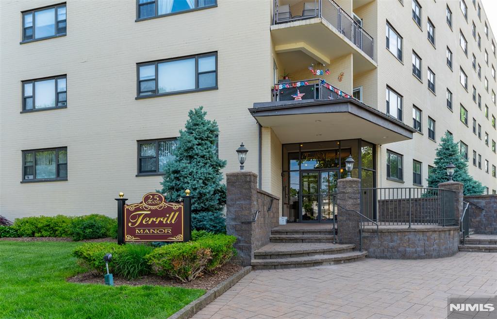 25 Grand Avenue 1E