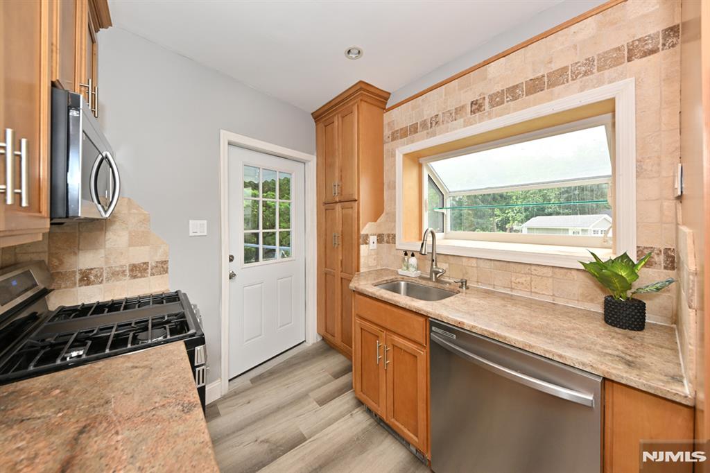 221 Lakeview Drive