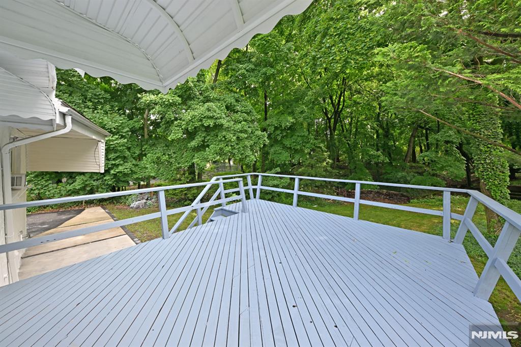 221 Lakeview Drive