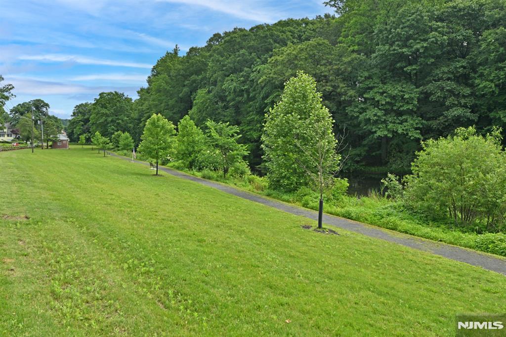 221 Lakeview Drive