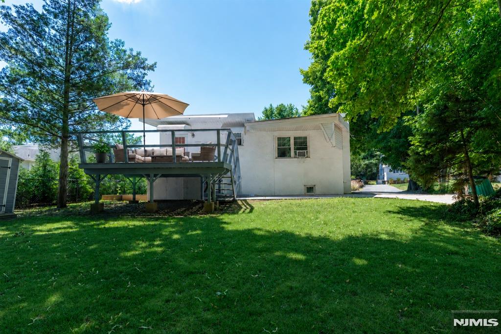 221 Lakeview Drive