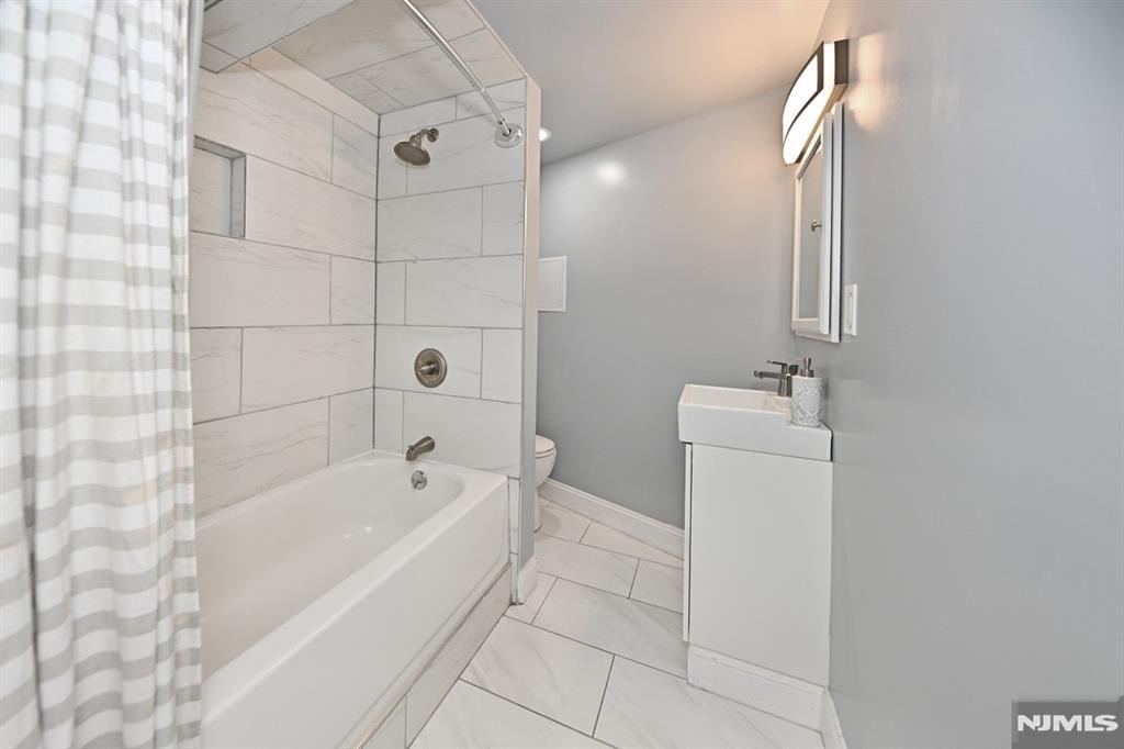 221 Lakeview Drive