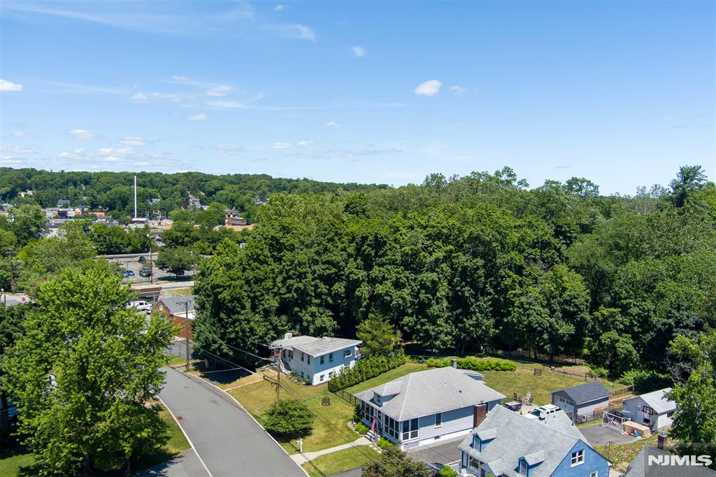 221 Lakeview Drive
