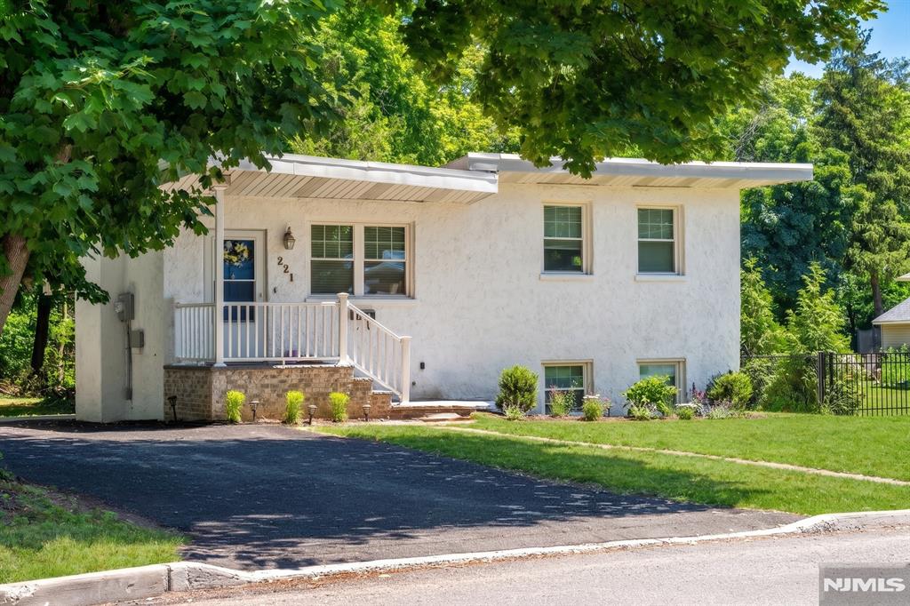 221 Lakeview Drive