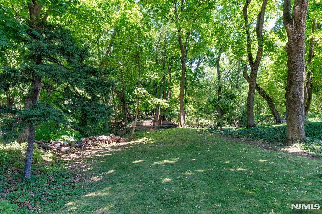 221 Lakeview Drive