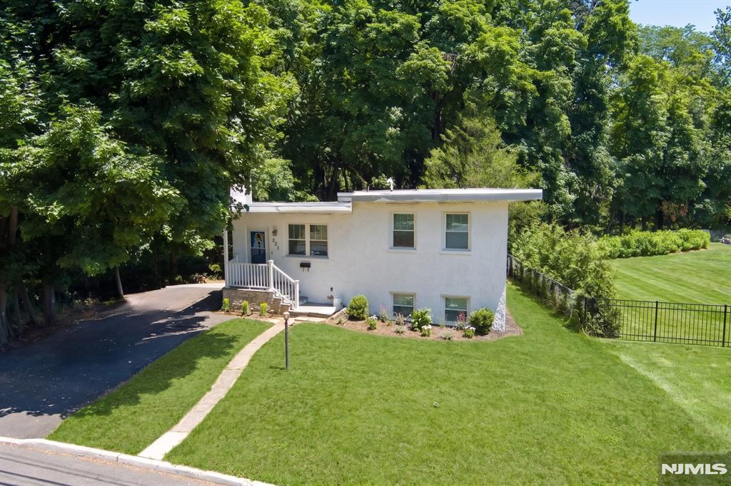 221 Lakeview Drive