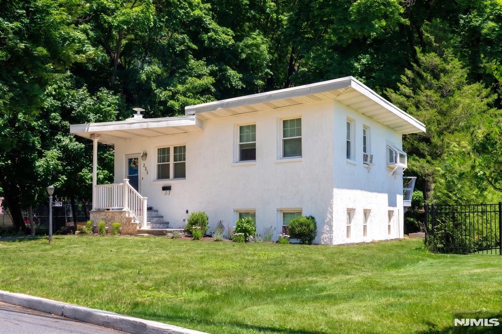 221 Lakeview Drive