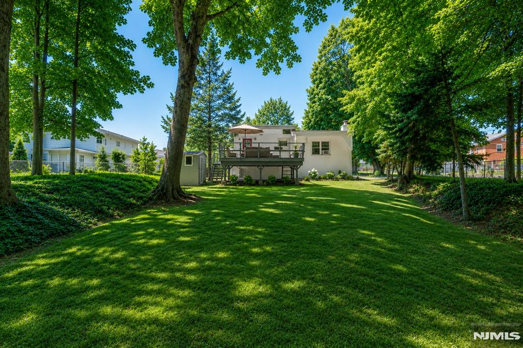 221 Lakeview Drive