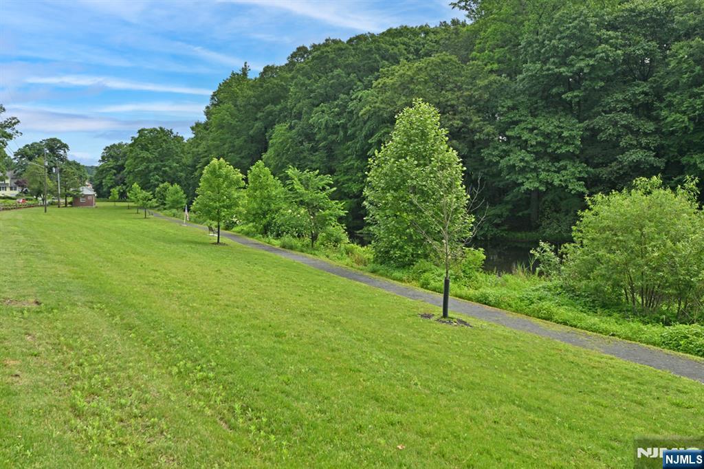 221 Lakeview Drive