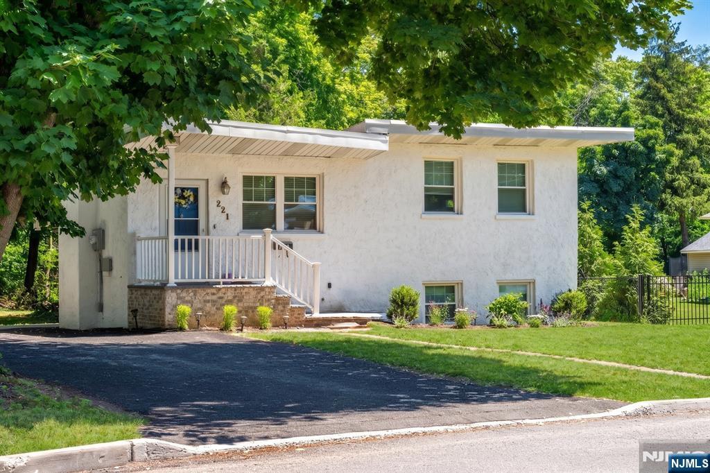 221 Lakeview Drive