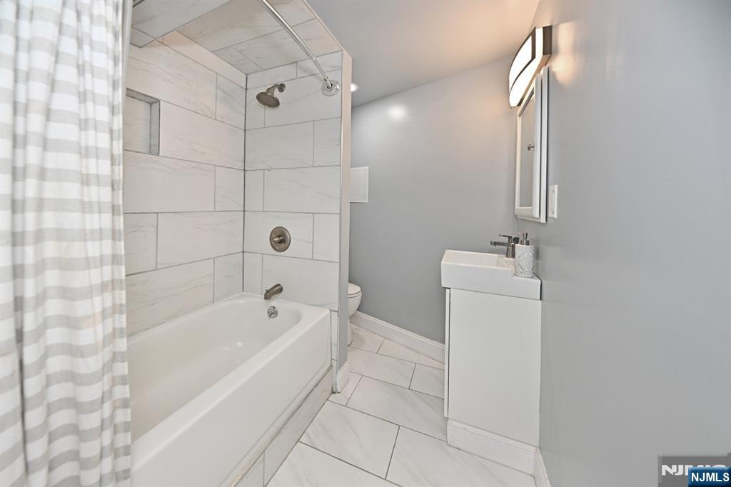 221 Lakeview Drive