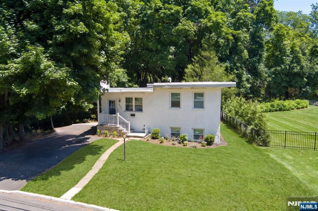 221 Lakeview Drive