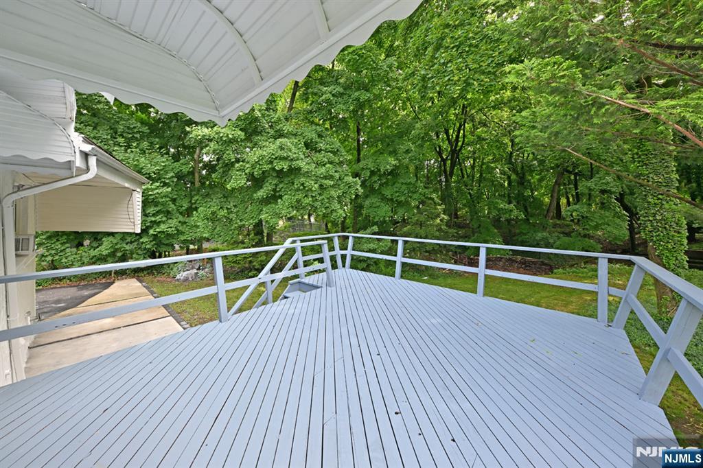 221 Lakeview Drive