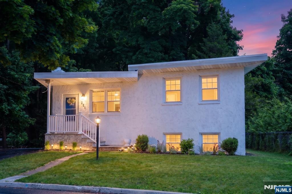 221 Lakeview Drive