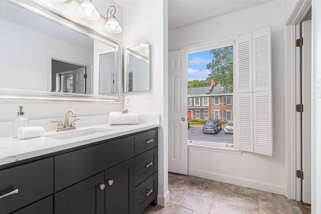 6 Stratford Hall Place NE