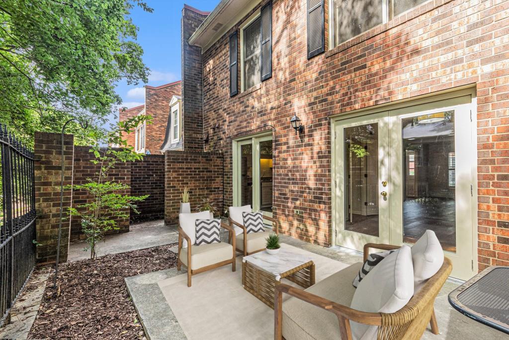 6 Stratford Hall Place NE