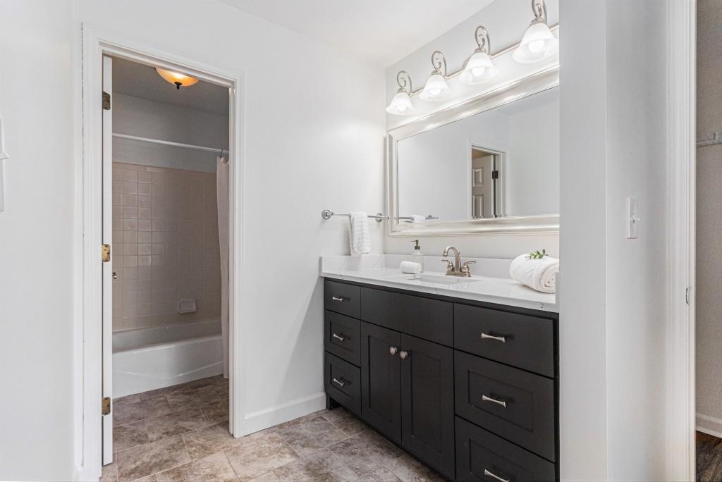 6 Stratford Hall Place NE