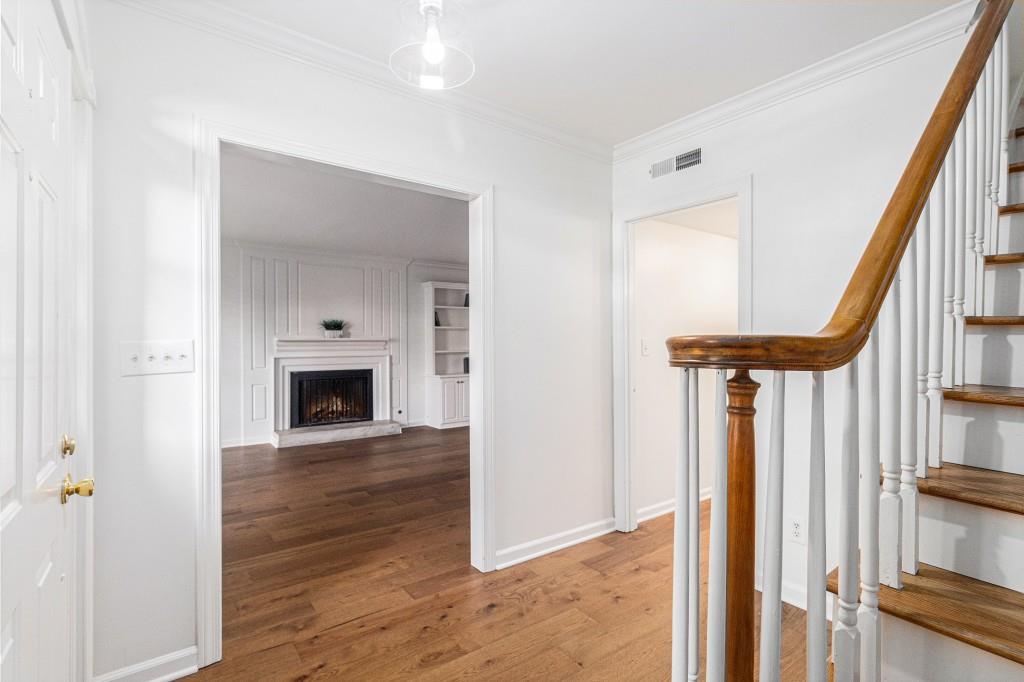 6 Stratford Hall Place NE