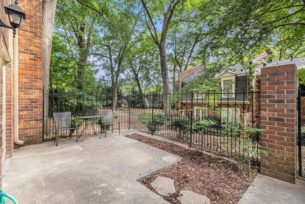 6 Stratford Hall Place NE