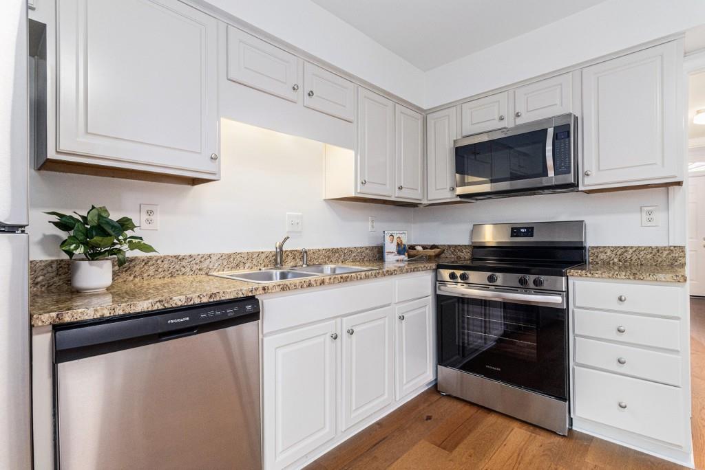 6 Stratford Hall Place NE