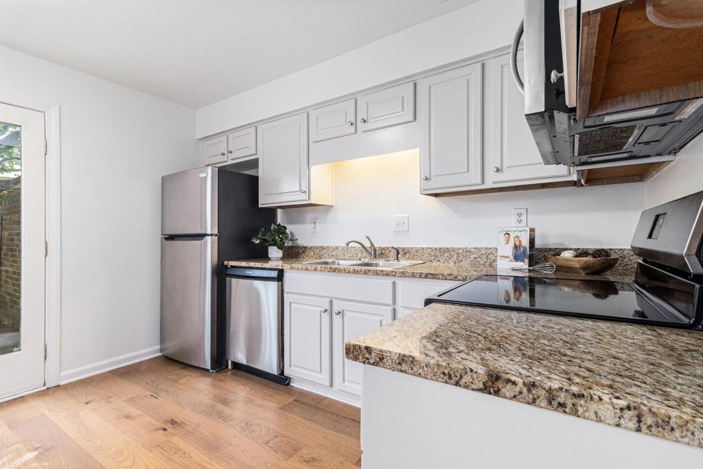 6 Stratford Hall Place NE