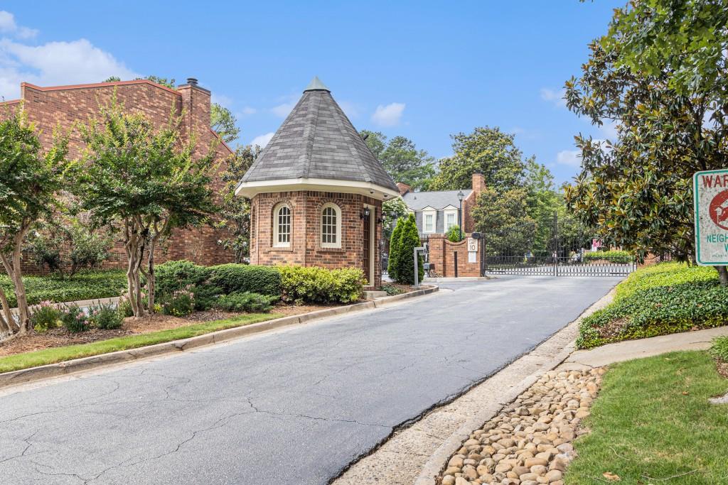 6 Stratford Hall Place NE