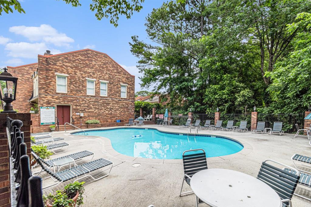 6 Stratford Hall Place NE