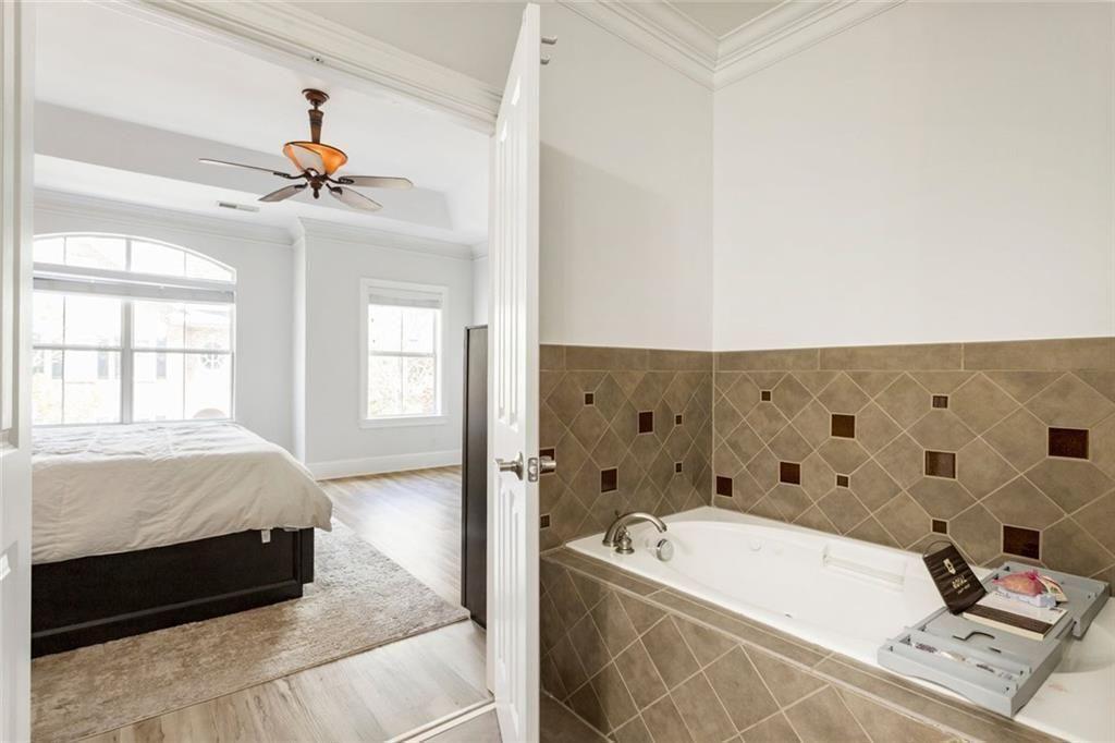 5523 Glenridge Park NE