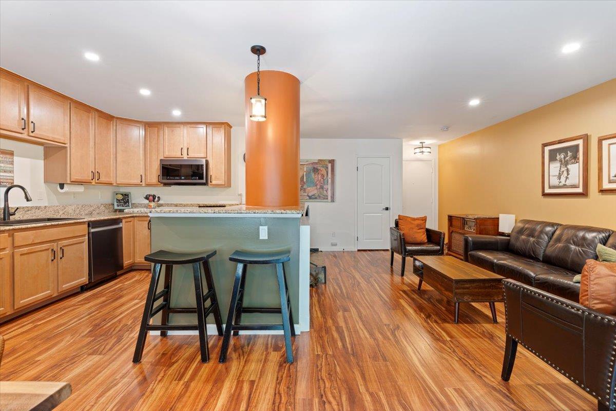 300 Glenwood CIR 295