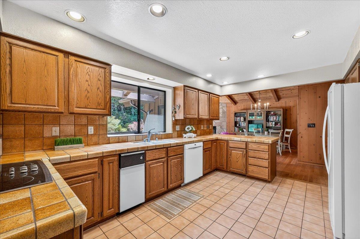 3037 Strawberry Hill Road