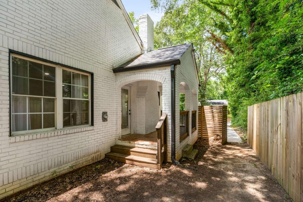 345 Adelle Stream SE