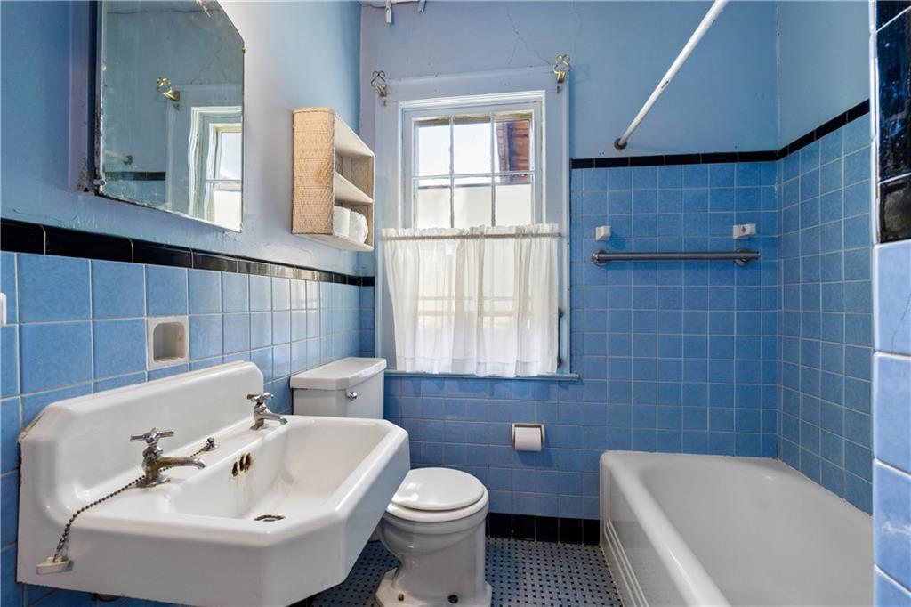 2049 Tuxedo Avenue NE