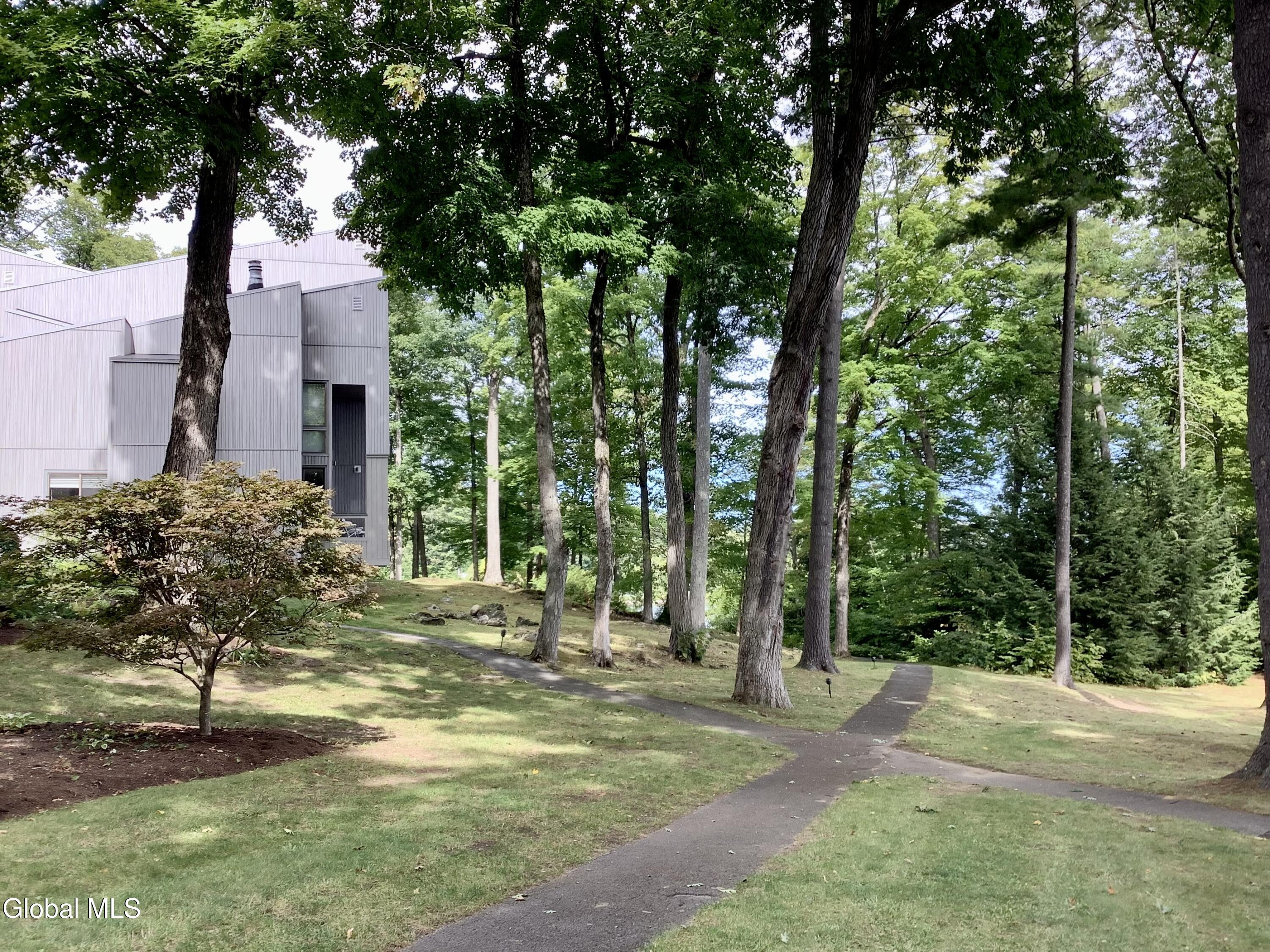 3562 Lake Shore, 13