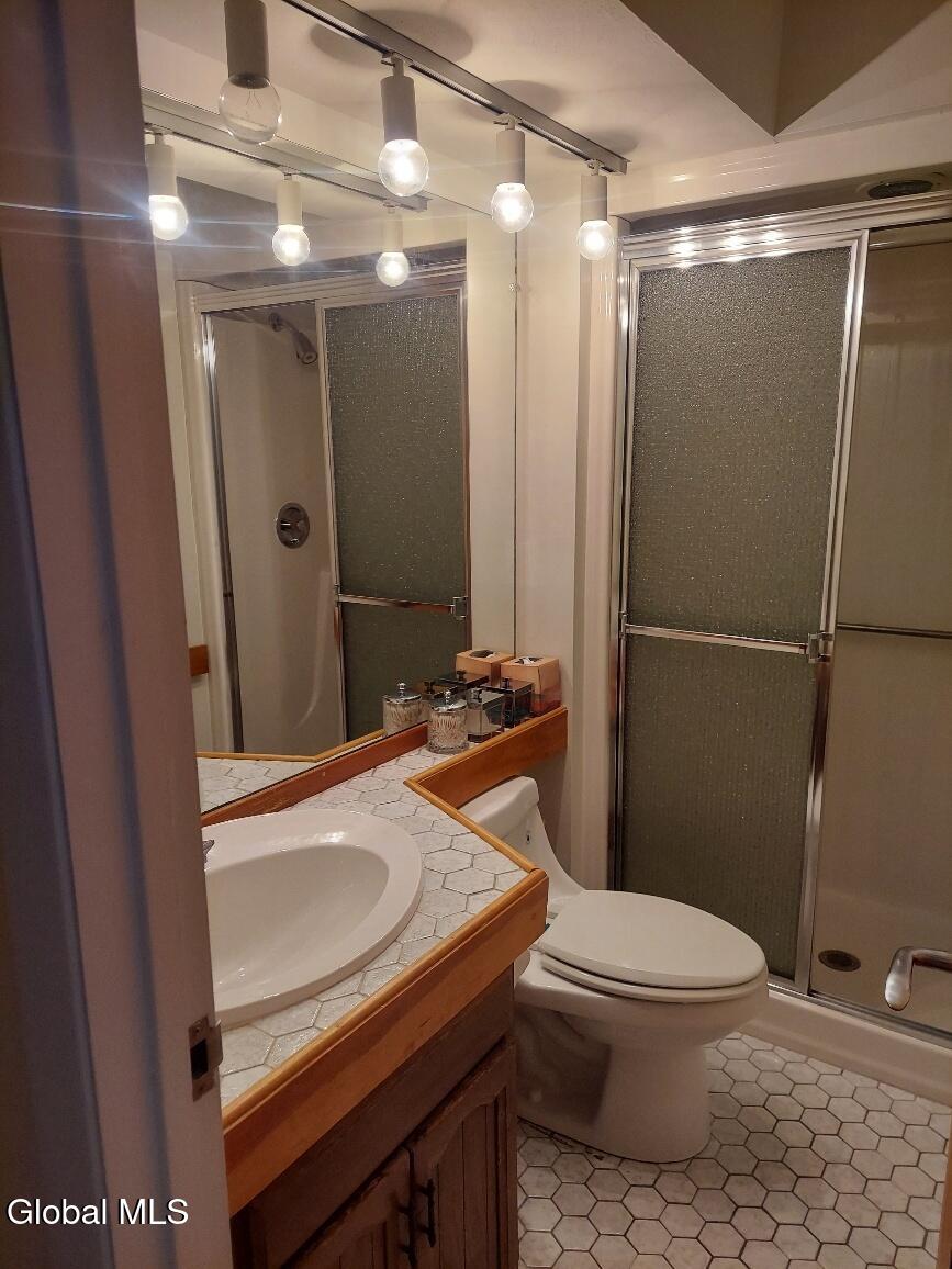 3562 Lake Shore, 13