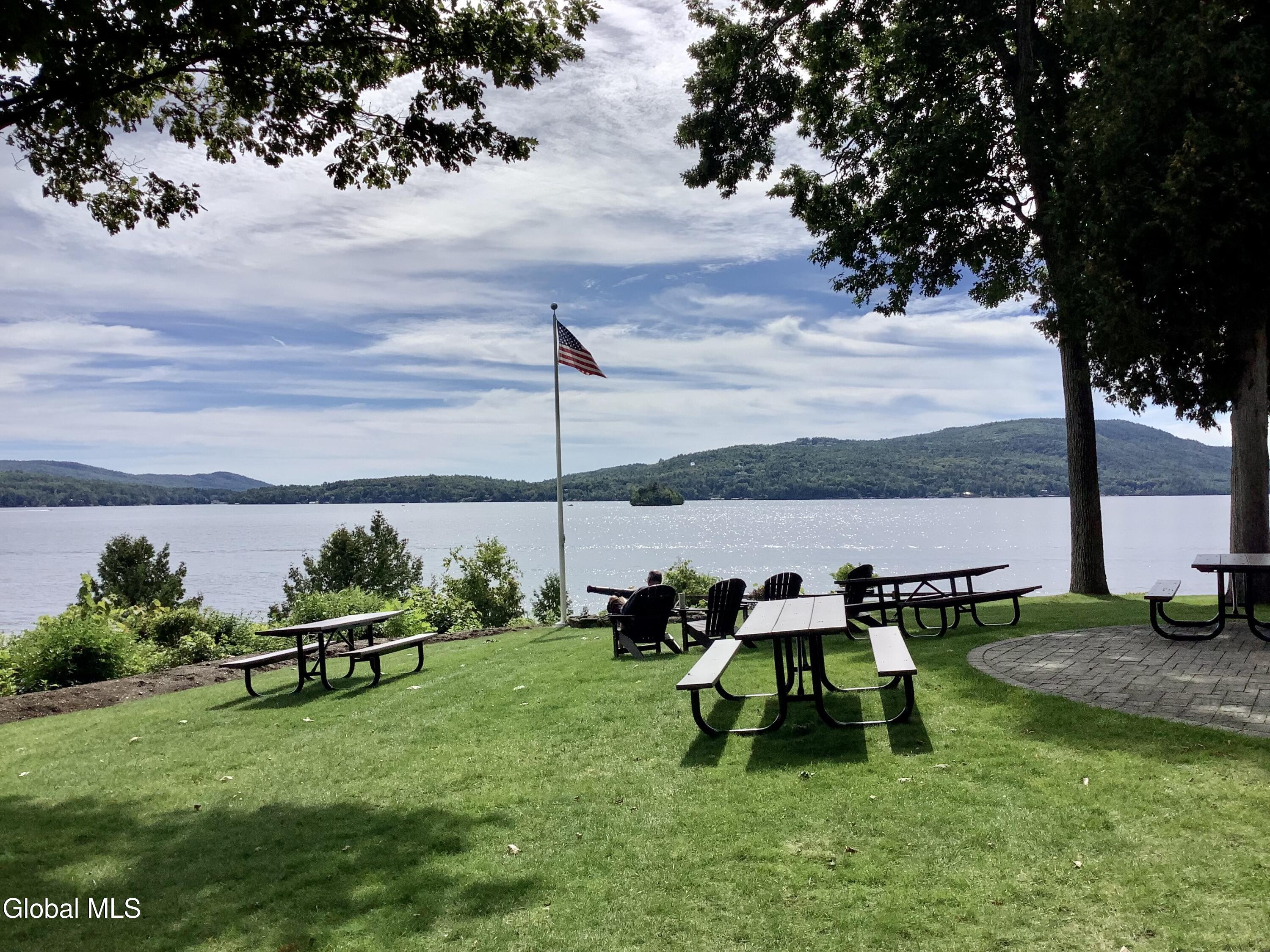3562 Lake Shore, 13