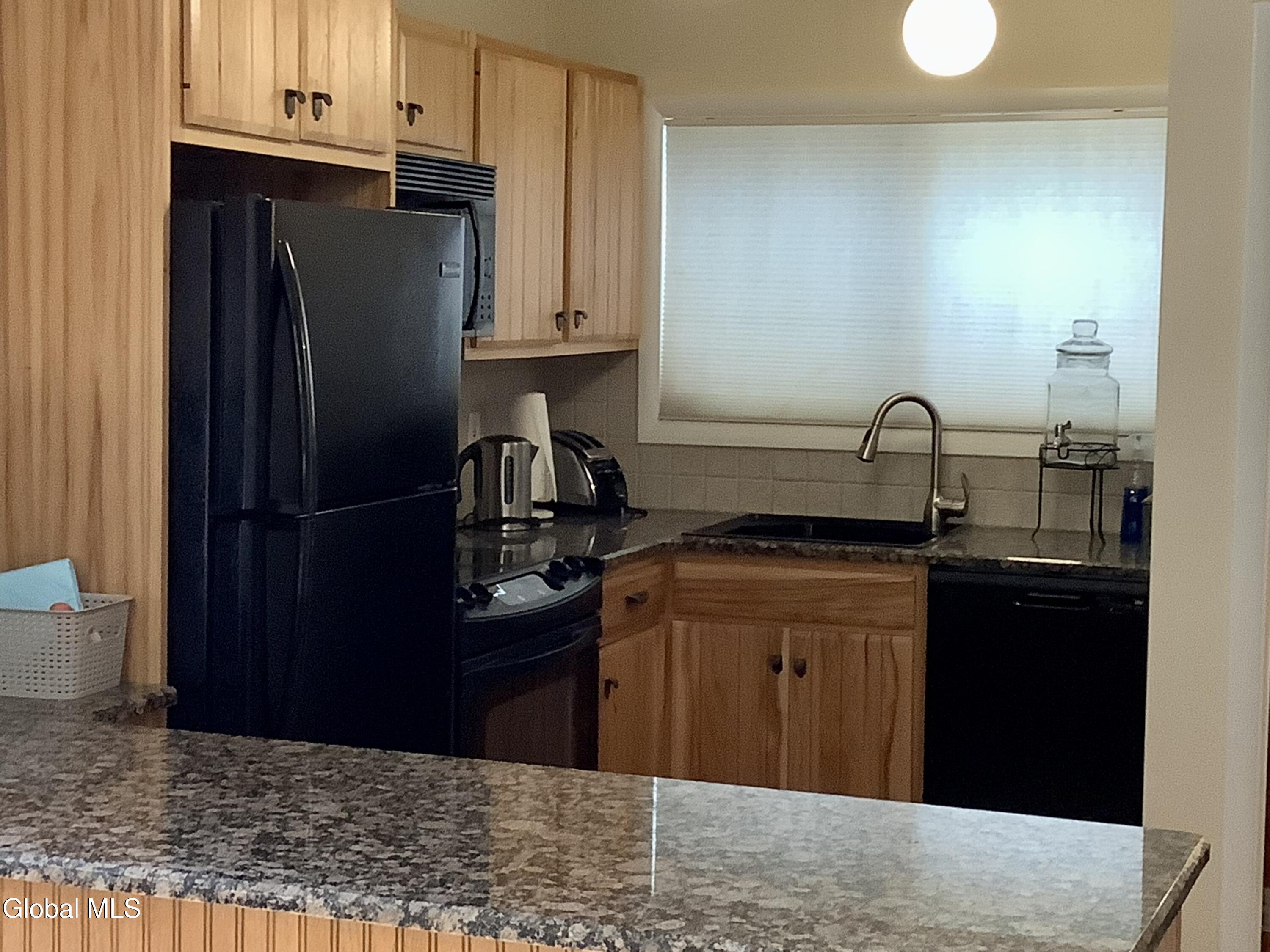 3562 Lake Shore, 13