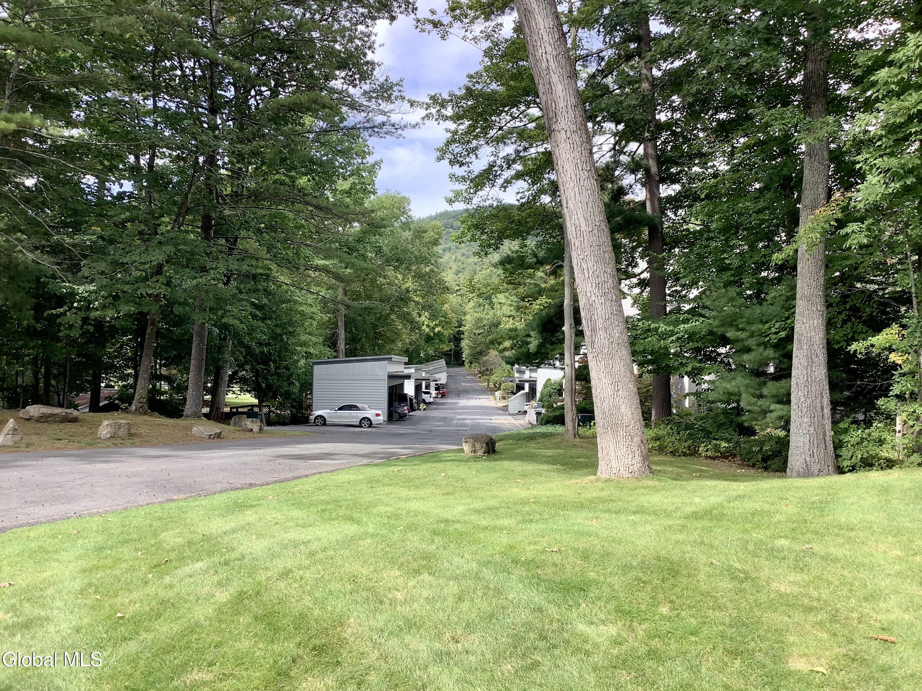 3562 Lake Shore, 13