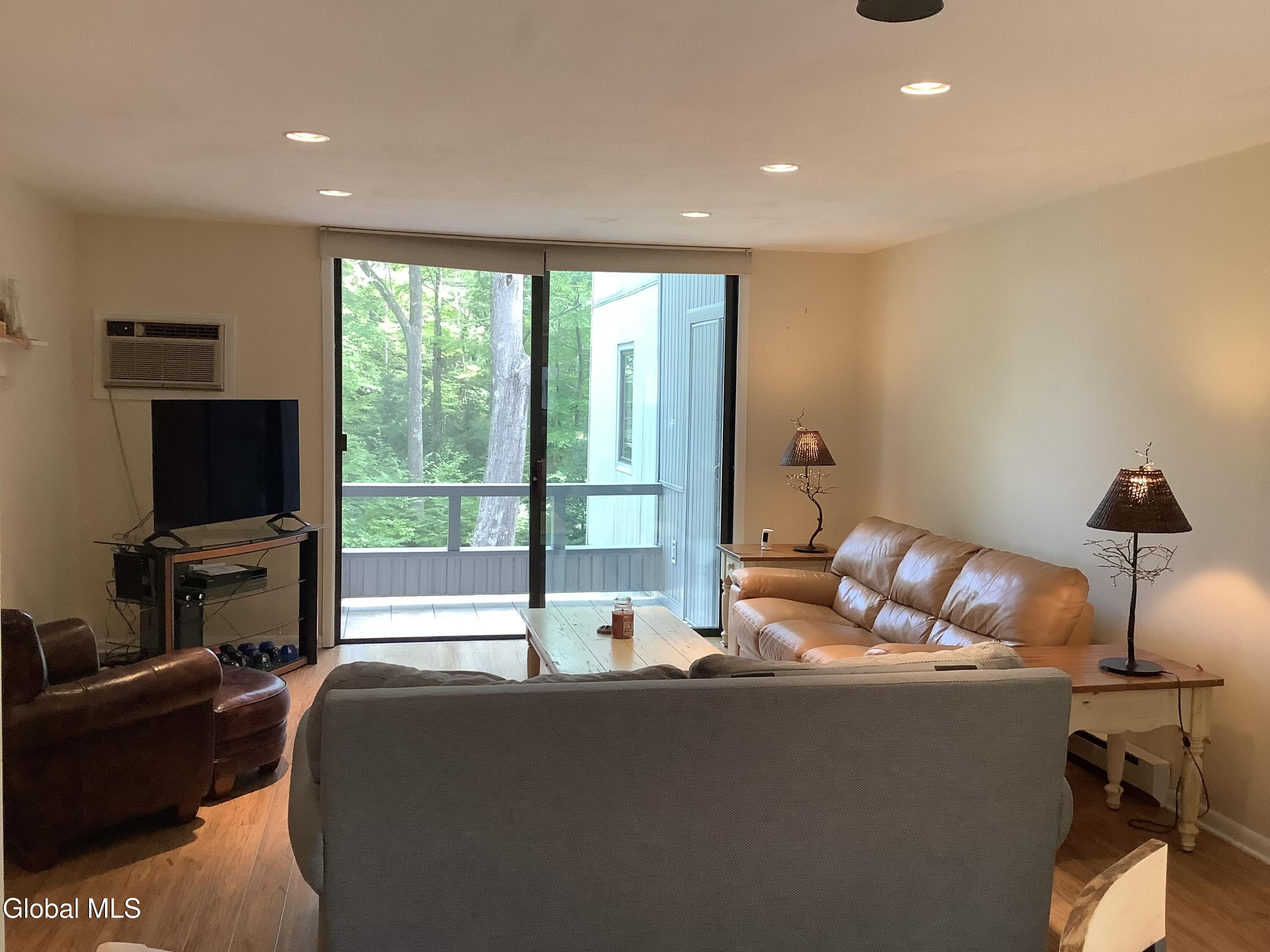3562 Lake Shore, 13