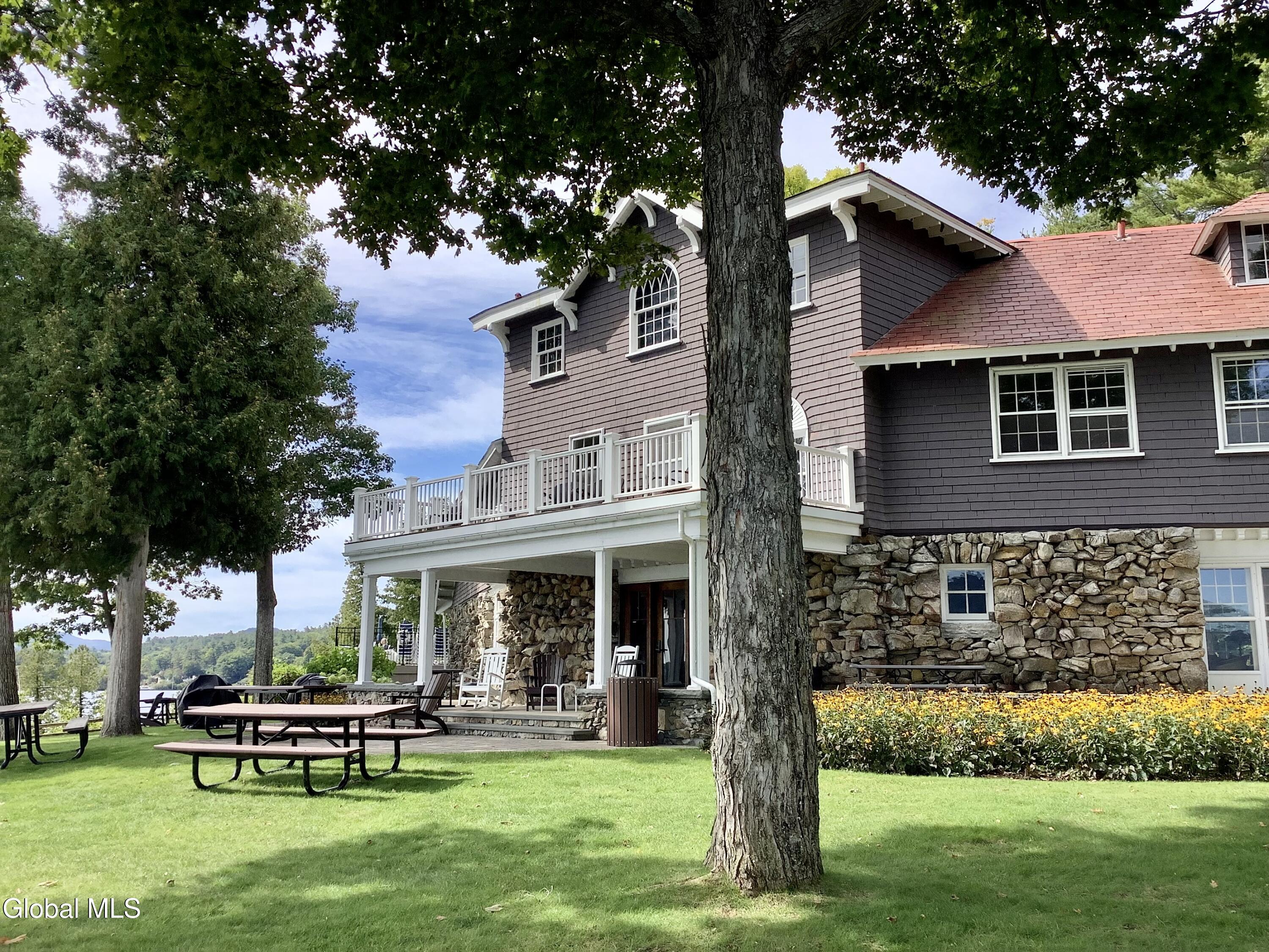 3562 Lake Shore, 13