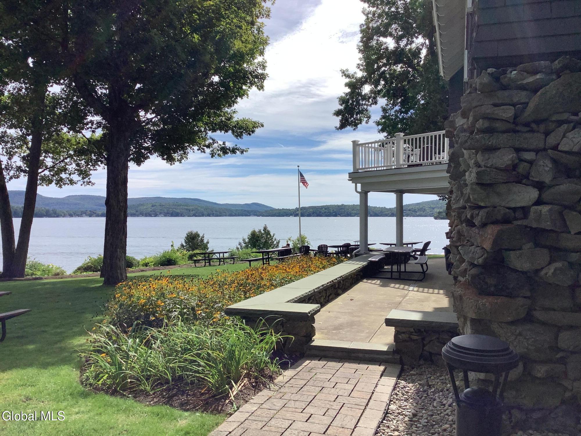 3562 Lake Shore, 13