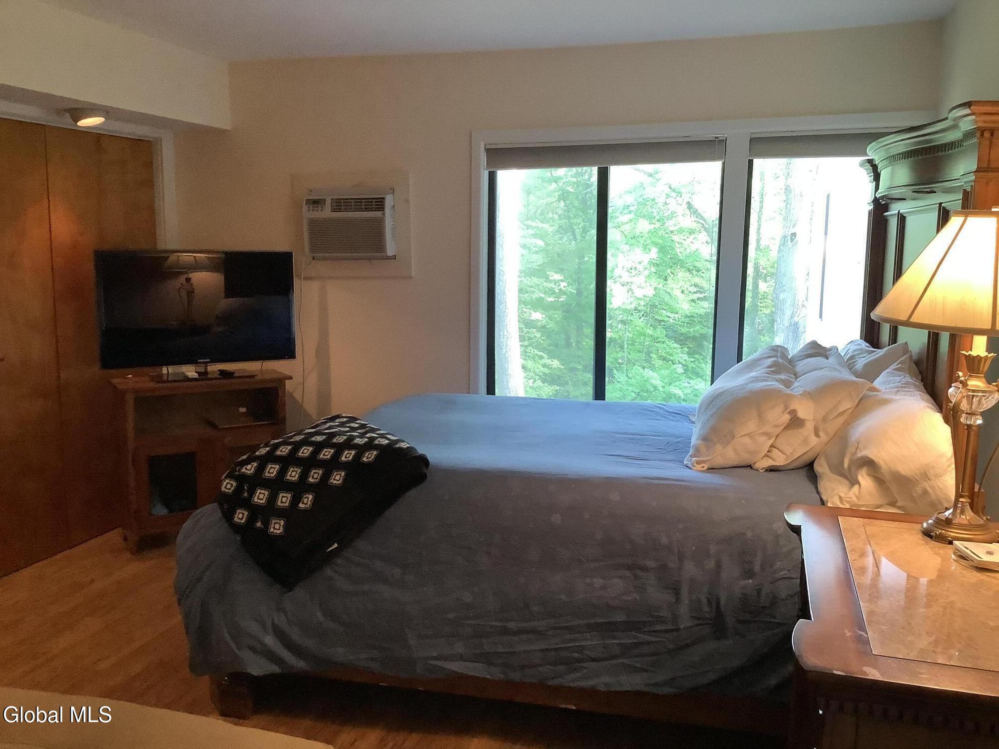 3562 Lake Shore, 13