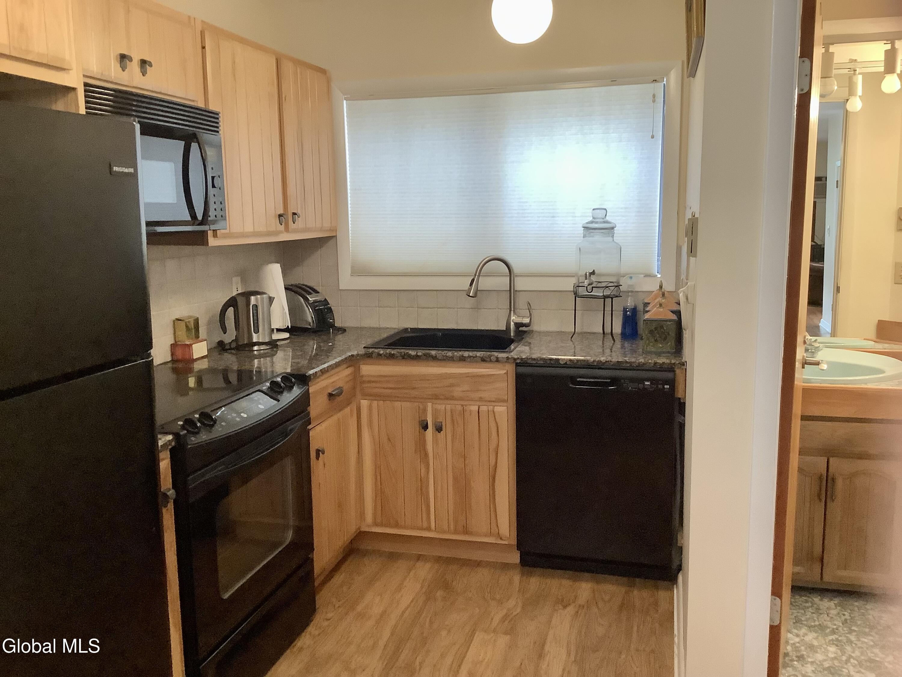 3562 Lake Shore, 13